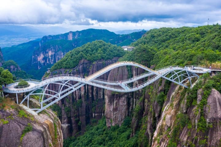 Cầu Như Ý Trung Quốc Gây Sốt Với Thiết Kế Độc Đáo Tọa Lạc Ở Thần Tiên Cư
