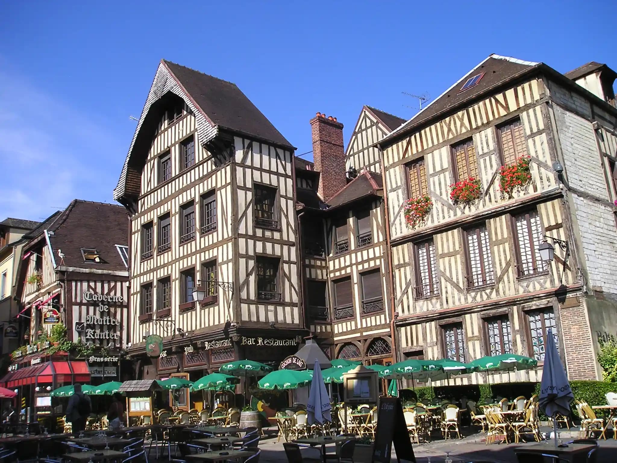 Du Lịch Phố Cổ Troyes: Thành Phố Cổ Đầy Bí Ẩn Của Pháp