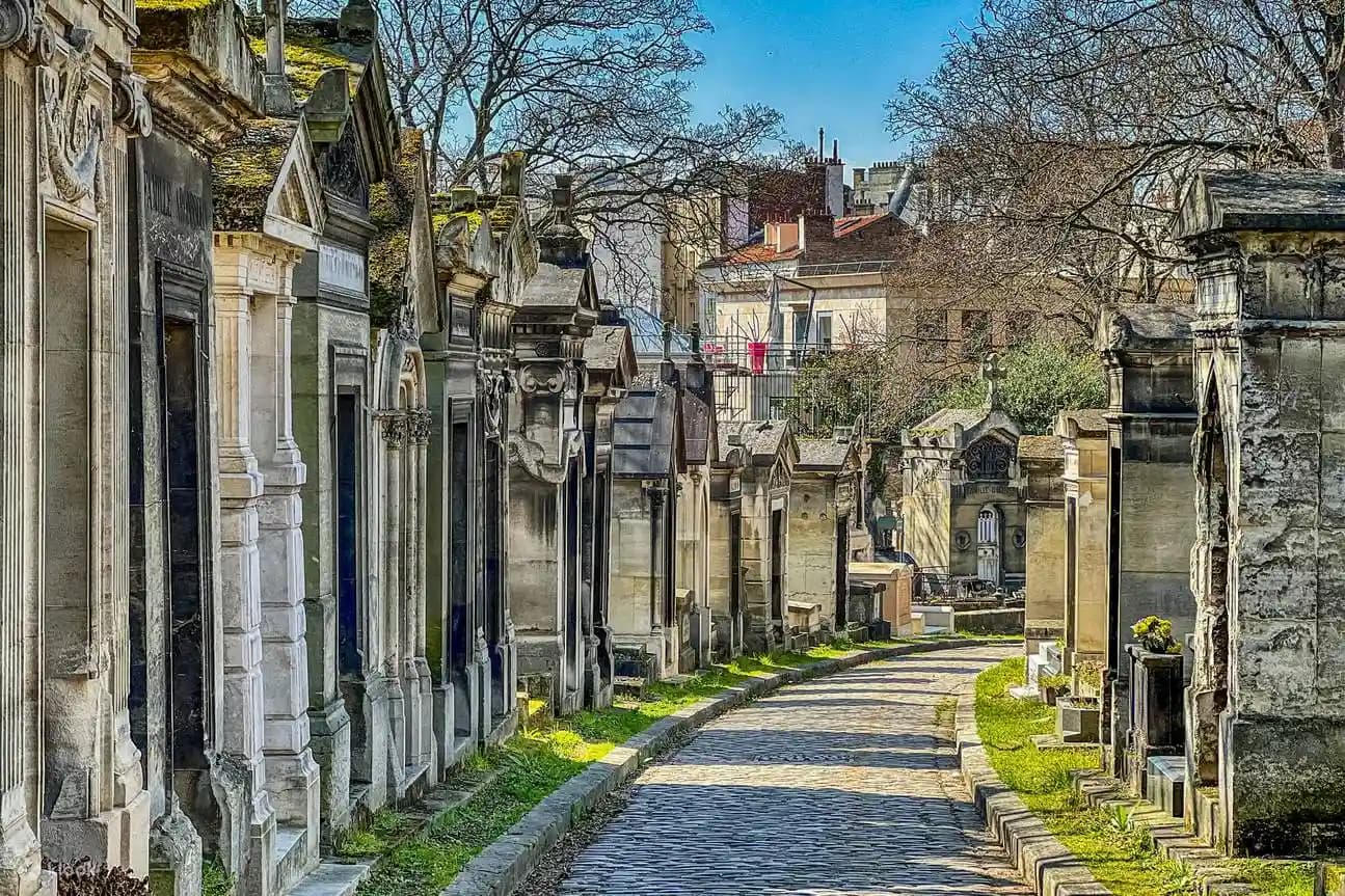 Nghĩa Trang Père Lachaise: Điểm Đến Đẹp Lạ Nơi Paris Lưu Giữ Ký Ức Của Thế Giới