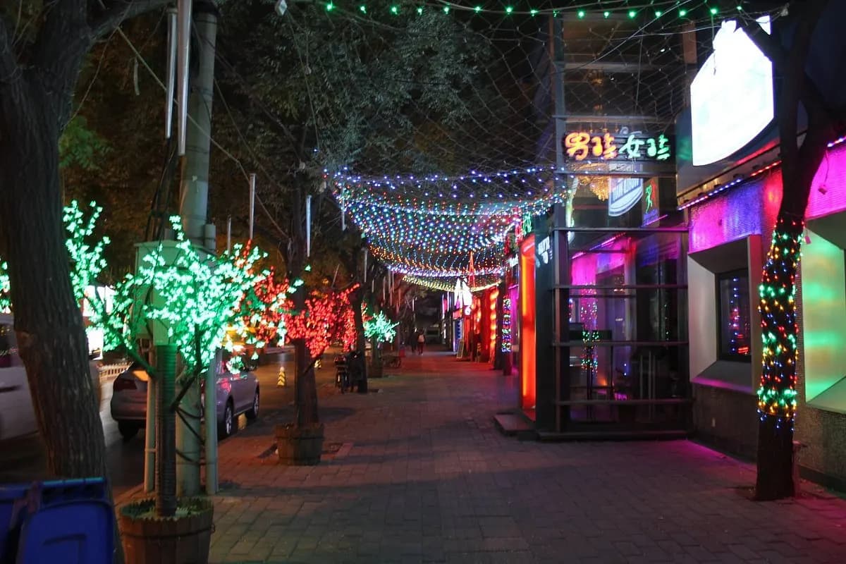 Phố Bar Sanlitun: Tọa Độ Ăn Chơi Đêm Sầm Uất Bậc Nhất Bắc Kinh