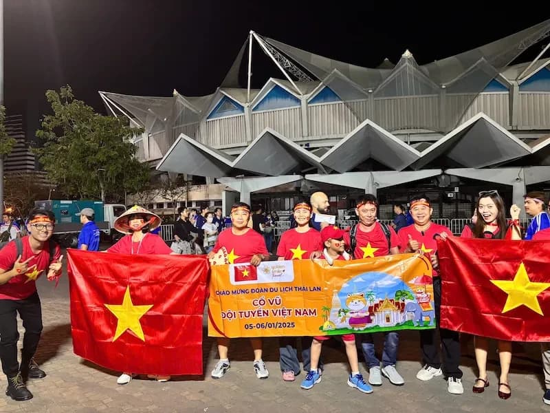 CĐV VIỆT NAM TIẾP LỬA CHO ĐỘI TUYỂN VIỆT NAM TRONG CHUNG KẾT AFF CUP 2024 TẠI THÁI LAN