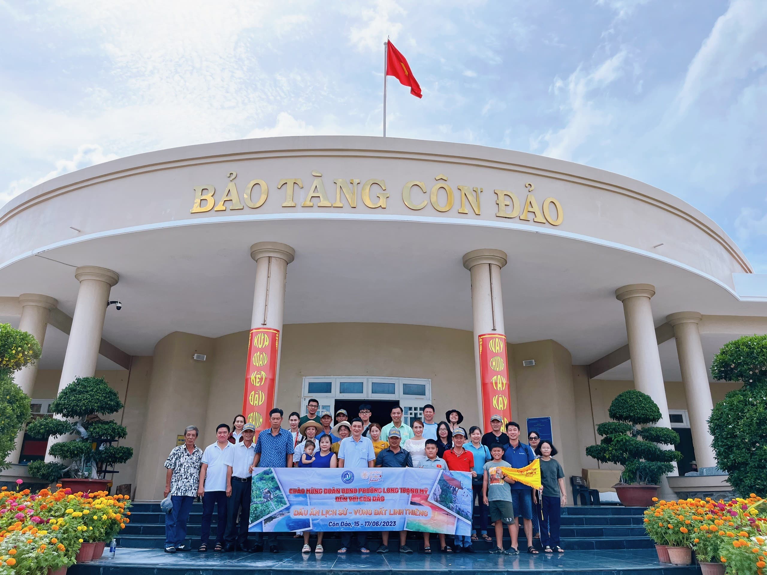 HÀNH TRÌNH DU LỊCH VỀ NGUỒN CÙNG ĐOÀN UBND PHƯỜNG LONG THẠNH MỸ TẠI CÔN ĐẢO
