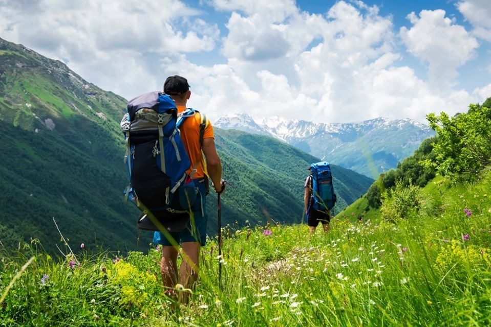 ban-nen-su-dung-1-hay-2-gay-trekking-cho-chuyen-di-cua-minh-1686111579.jpg