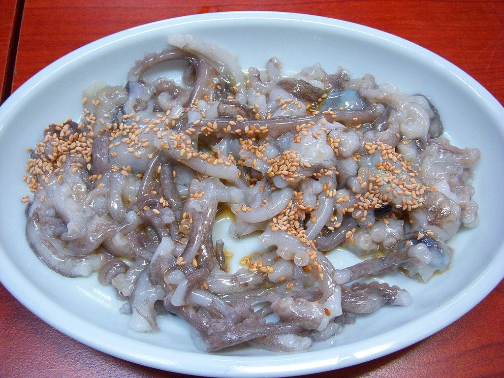 Bạch tuộc sống Sannakji - Món ăn thú vị trong ẩm thực Hàn Quốc.