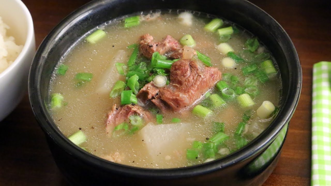 Seolleongtang - Món canh sườn bò hầm thanh mát 