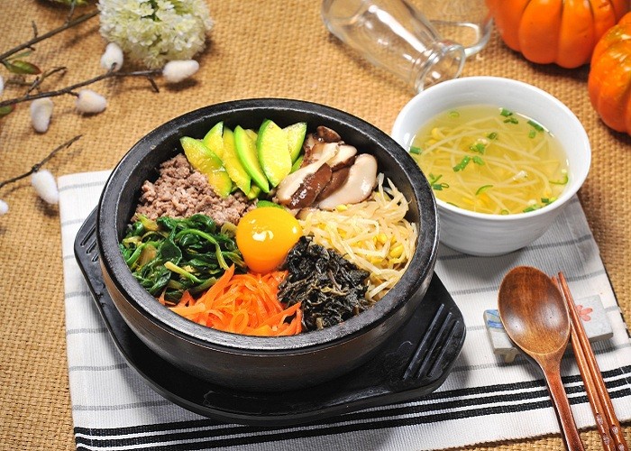 Cơm trộn Bibimbap - Món ngon hấp dẫn của ẩm thực Hàn Quốc. 