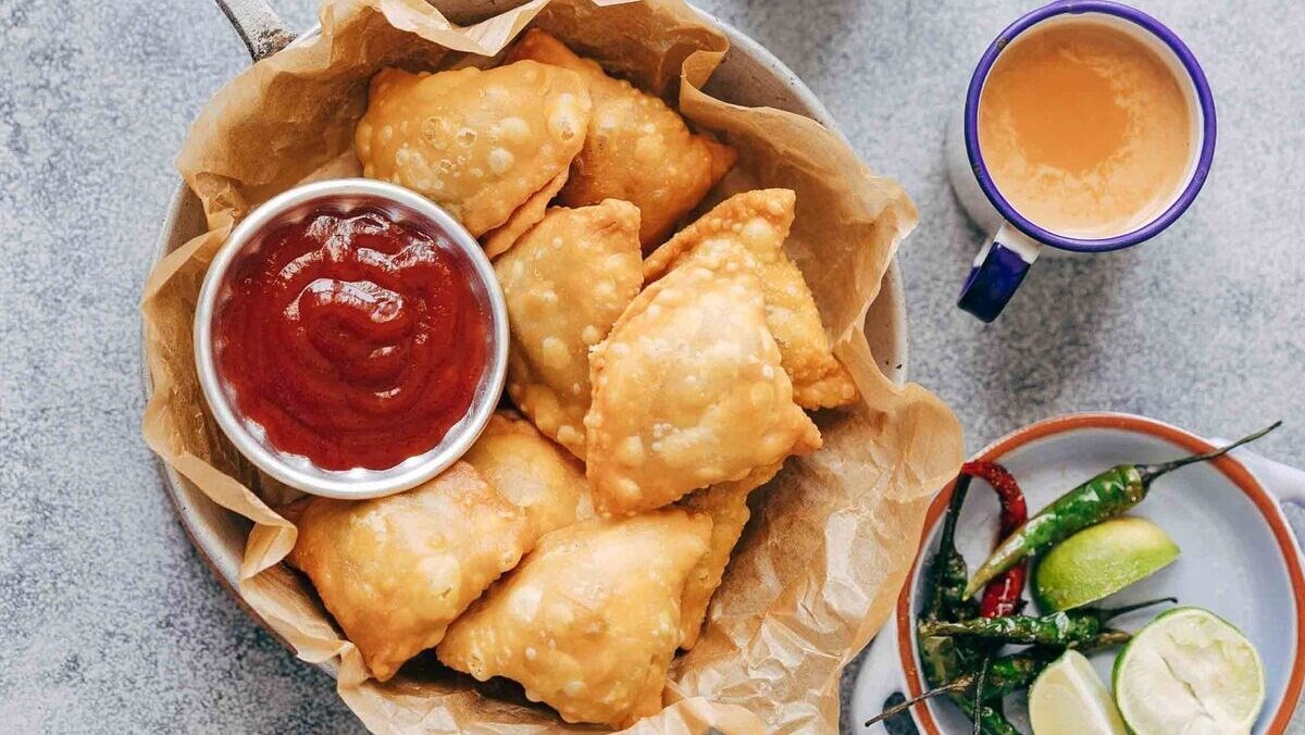 Món bánh chiên Samosa với lớp vỏ giòn tan