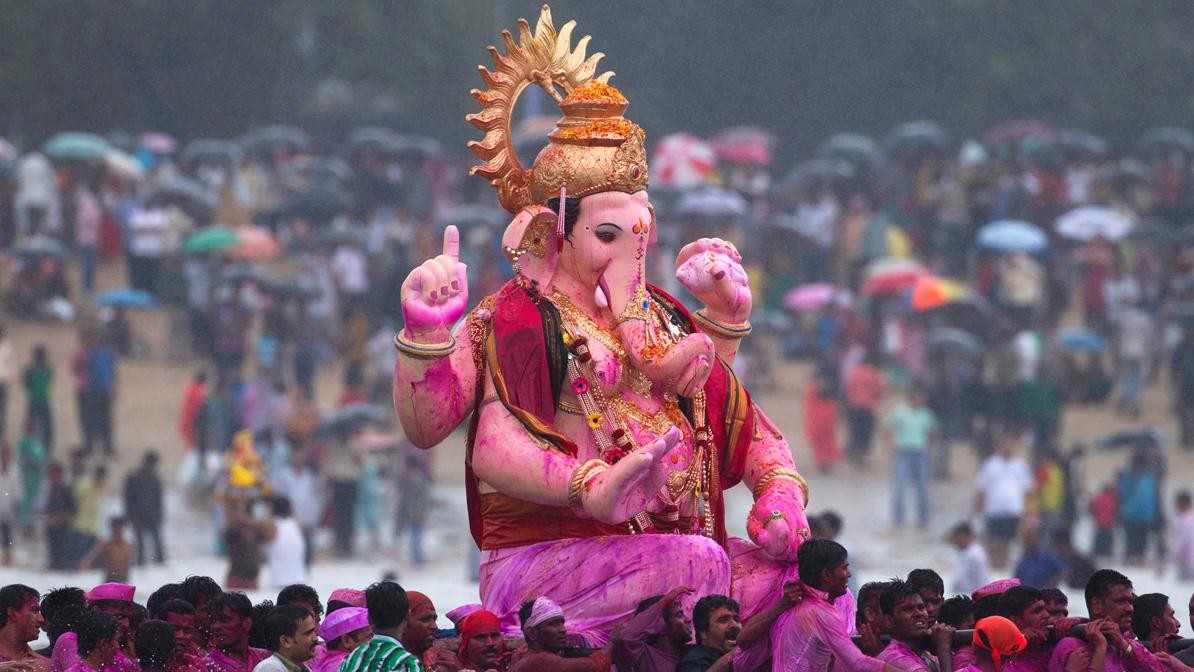 Độc đáo lễ hội rước tượng thần Ganesh Chaturthi