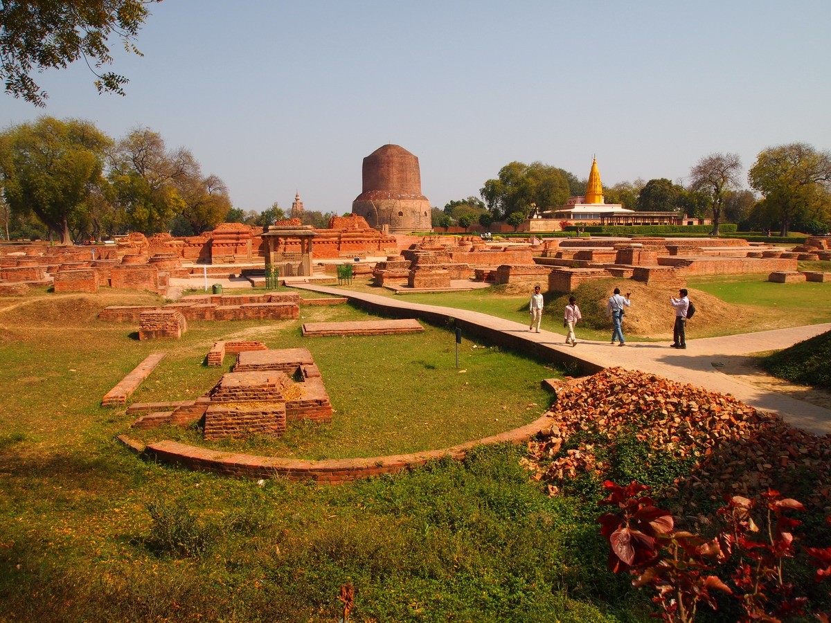 Di chuyển bằng tàu hỏa để đến Sarnath.