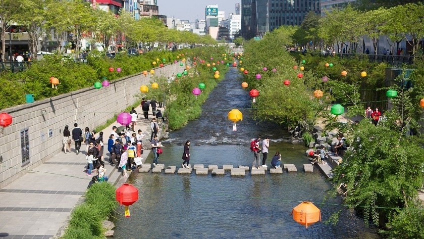 Suối nhân tạo Cheonggyecheon - Vẻ đẹp thiên nhiên giữa lòng Seoul sầm uất