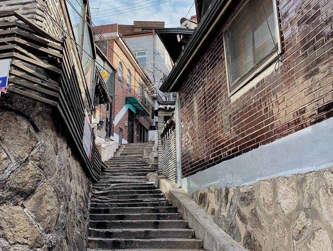 Dạo bước trên những bậc thang đá Samcheong-dong 