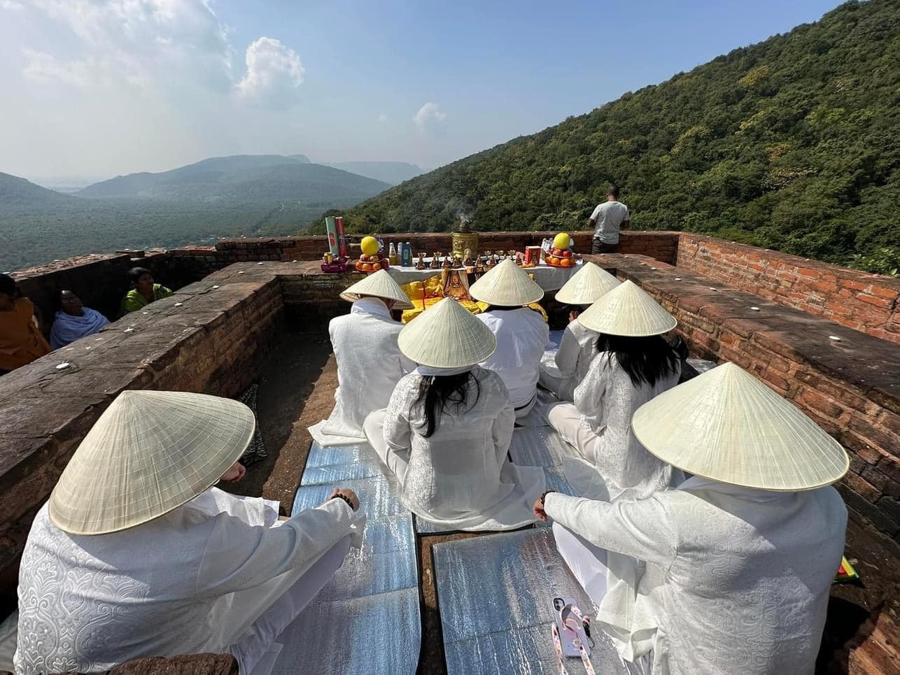 Chiêm bái thánh địa của Phật Giáo ở núi Linh Thứu