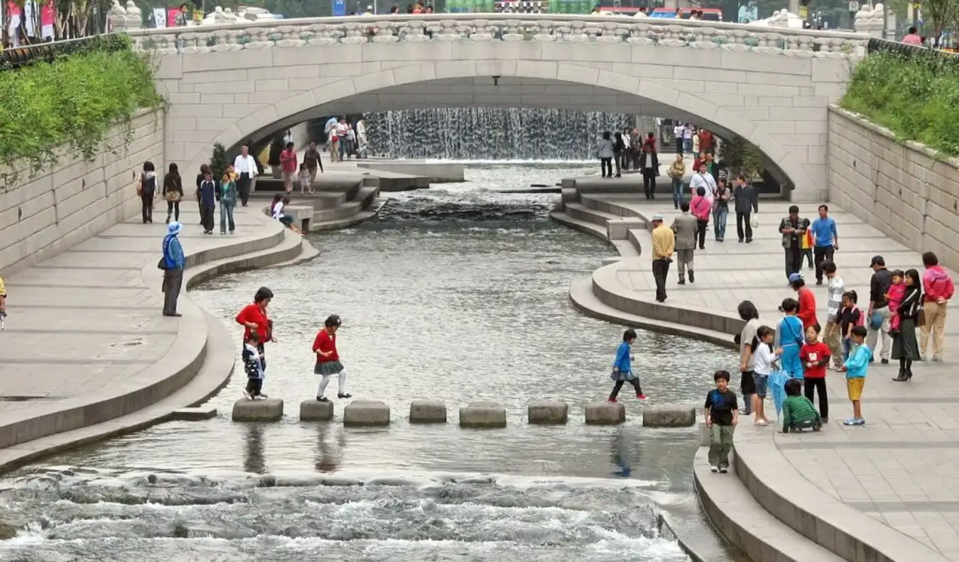 Suối Cheonggyecheon - vẻ đẹp thiên nhiên thu hút nhiều du khách đến tham quan