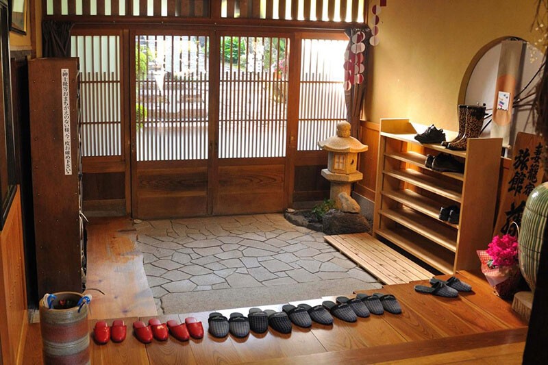 Cởi giày trước khi vào nhà là thói quen sinh hoạt của người Nhật