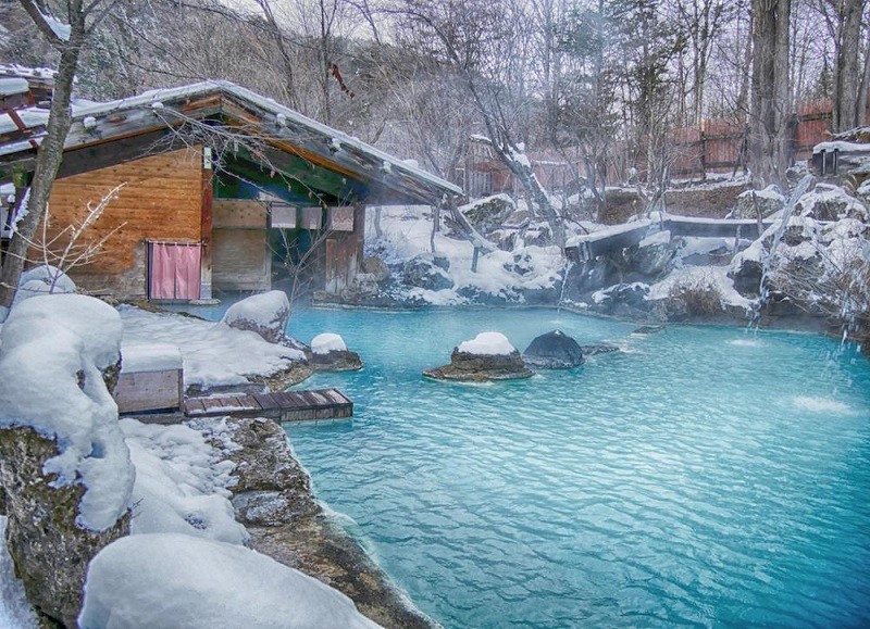 Tắm suối nước nóng vào mùa đông ở Nhật Bản