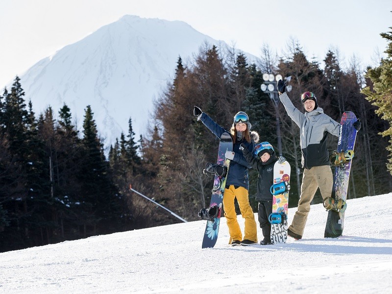 Trượt tuyết sẽ là trải nghiệm thú vị khi du lịch mùa đông ở Nhật Bản.