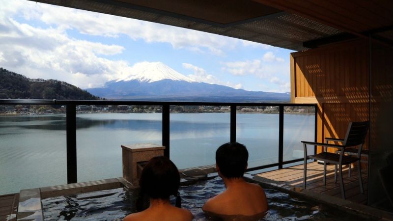 Vừa tắm suối nước nóng vừa được ngắm hồ Ashiko