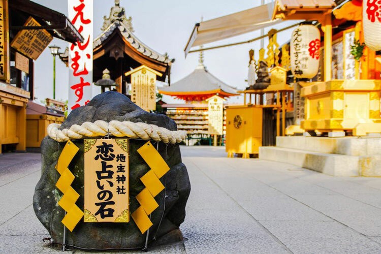 Hòn đá cầu tình duyên nổi tiếng trong đền Kiyomizu ở Nhật Bản