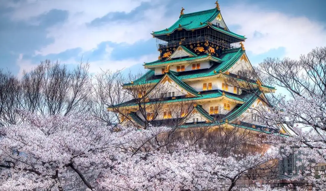 Lâu đài Osaka - Biểu tượng của xứ sở hoa anh đào.