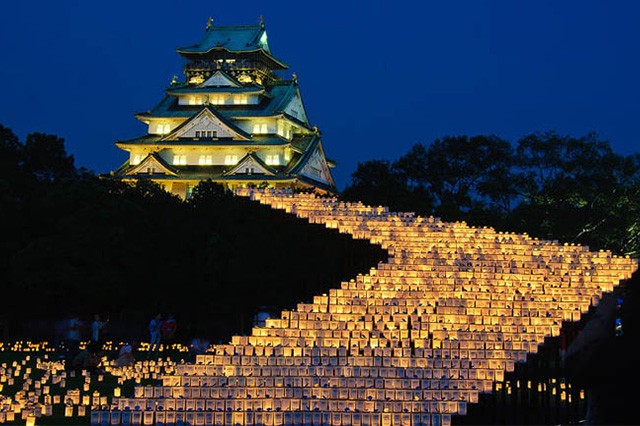 Lâu đài Osaka thắp sáng rực rỡ khi hoàng hôn buông xuống