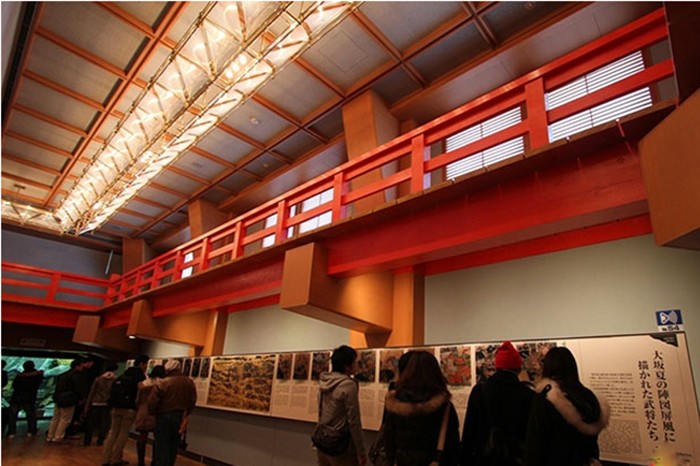 Tham quan khu trưng bày từ tầng 1 đến tầng 7 trong lâu đài Osaka