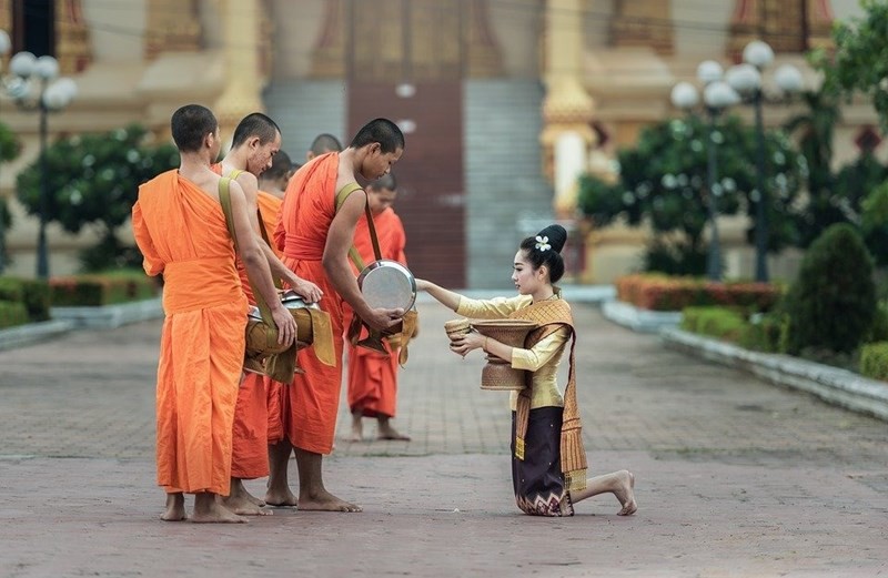 Ở Thái Lan cấm kỵ phụ nữ đứng gần hoặc chạm vào những nhà sư