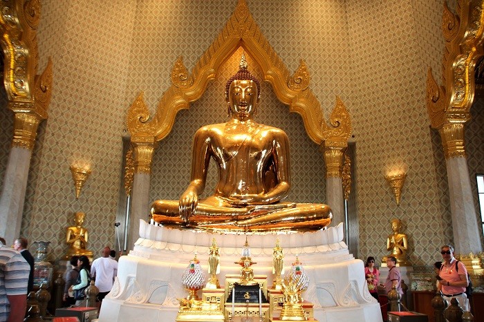 Bức tượng Phật làm bằng vàng nguyên khối