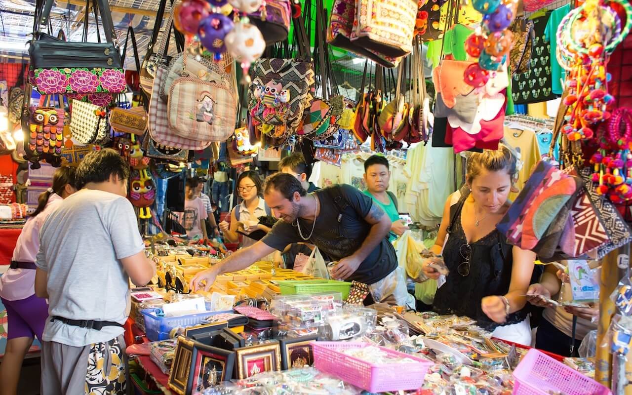 Du khách đến chợ ở Thái Lan để mua những món quà đơn giản làm quà