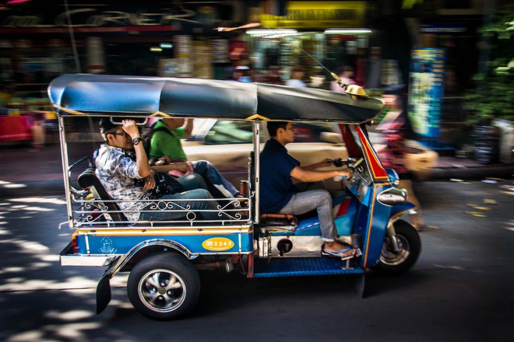 Du lịch Thái Lan tự túc bạn nên thử xe tuk-tuk bon bon trên đường phố