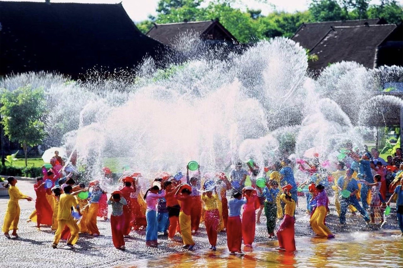 Tháng 4 hàng năm Thái Lan tổ chức lễ hội té nước Songkran