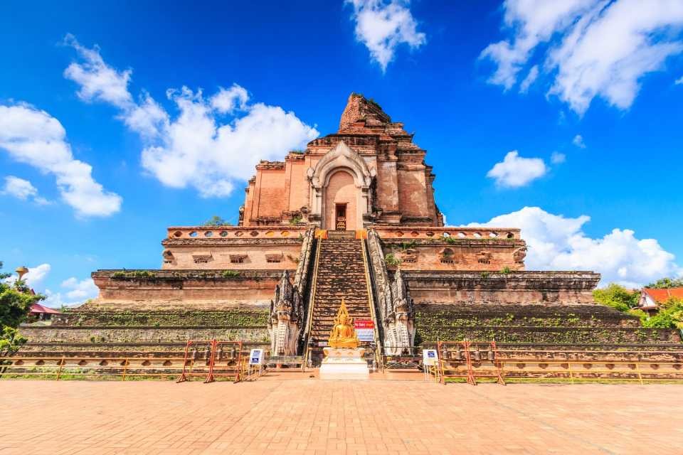 Thăm viếng ngôi chùa cổ kính Wat Chedi Luang ở Chiang Mai