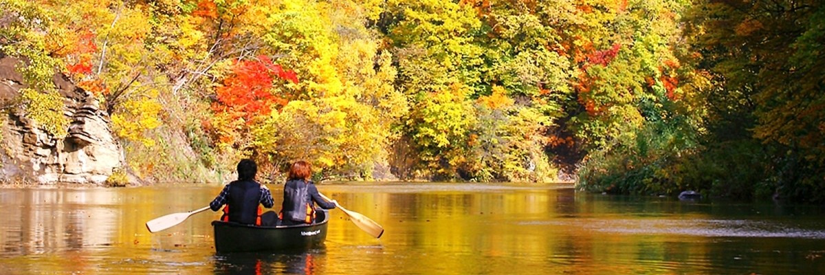 Trải nghiệm thú vị chèo thuyền theo dòng nước ngắm nhìn rừng lá đổi màu