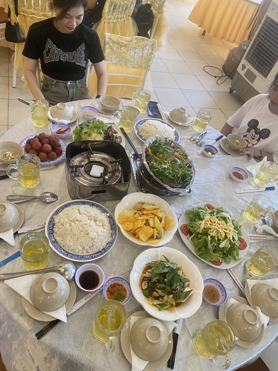 Đoàn thưởng thức những món ăn tại nhà hàng địa phương trước khi về lại Thành Phố Hồ Chí Minh