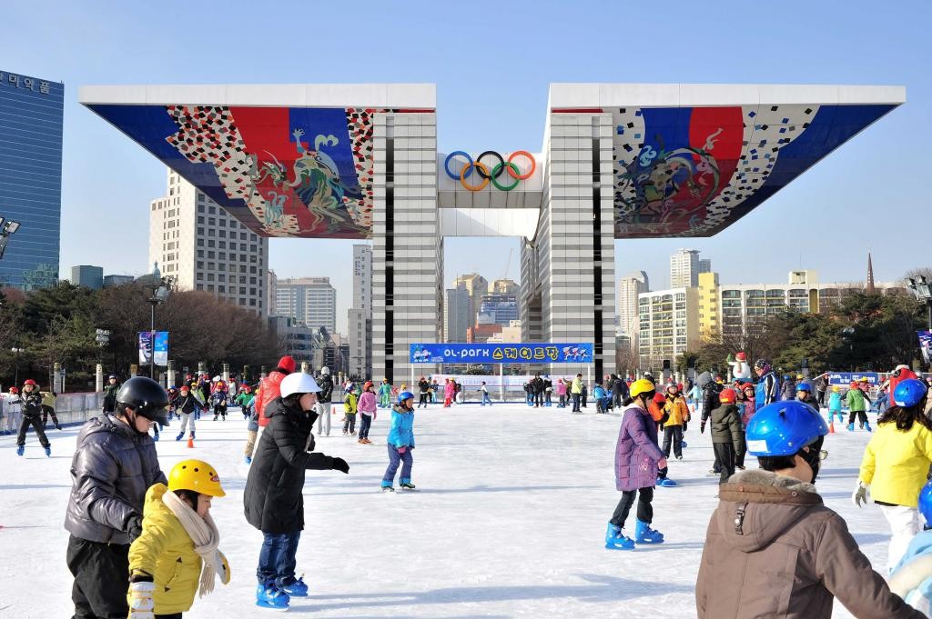 Trượt băng thỏa thích ở Seoul vào mùa đông