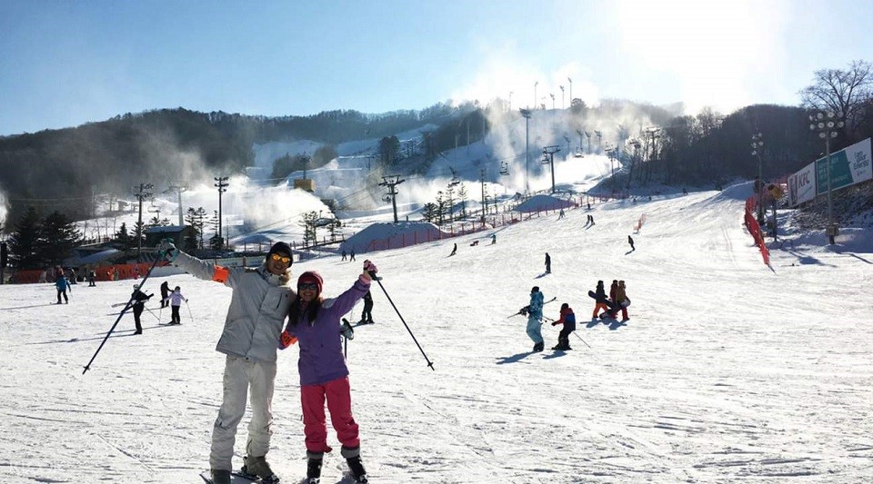Trải nghiệm trượt tuyết bằng ván trượt thú vị bên cạnh người thương