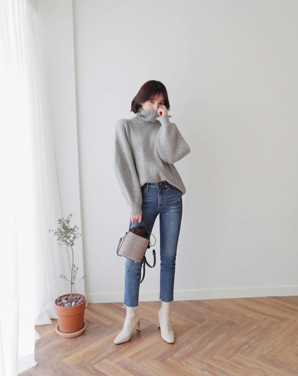 Lên đồ “chanh sả” trong outfit áo len rộng phối với quần jeans và giày boots
