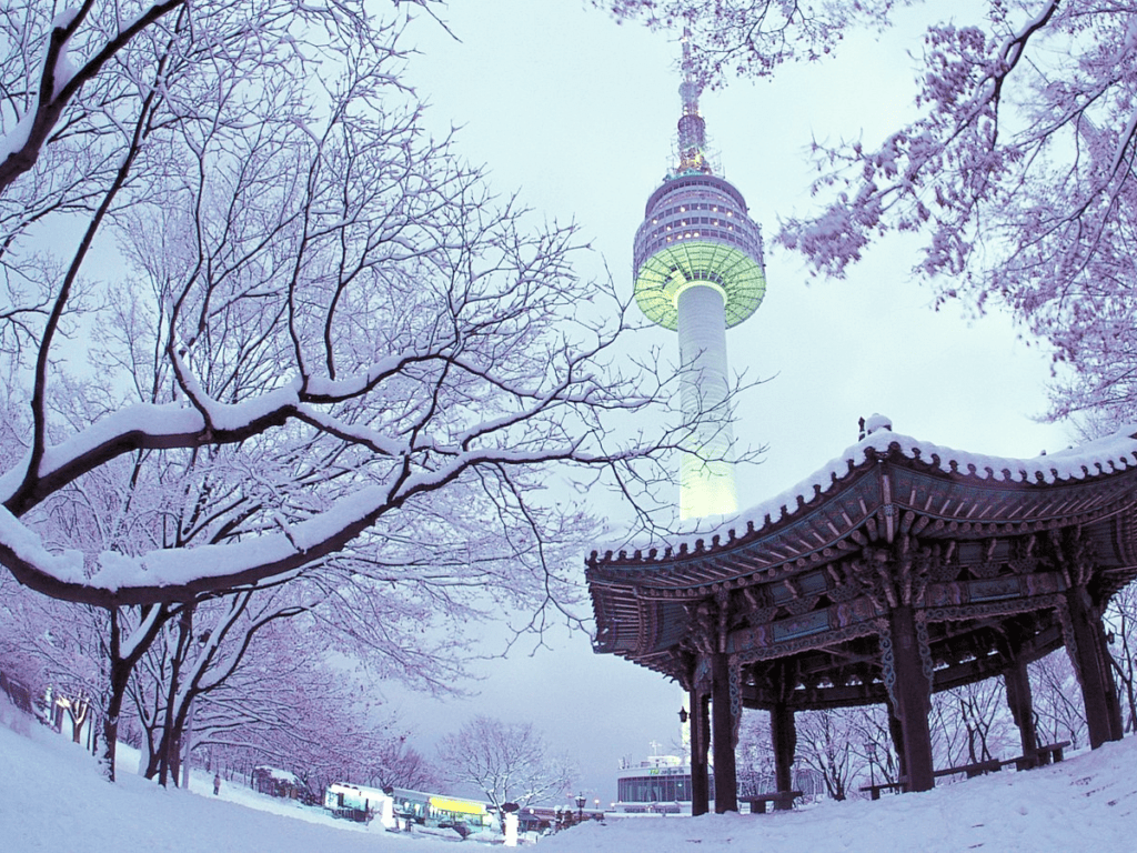 Đến Tháp Namsan nhìn toàn cảnh thủ đô Seoul phủ đầy tuyết trắng