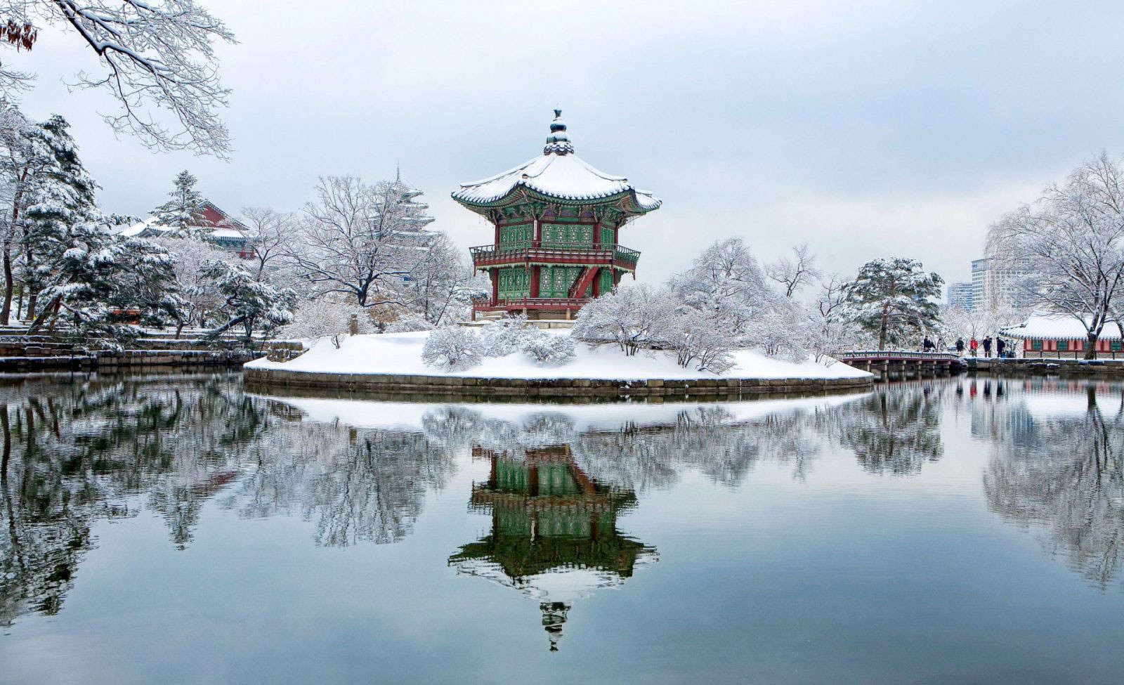 Tuyết bao phủ trắng xóa lên cung điện lớn nhất ở thủ đô Seoul