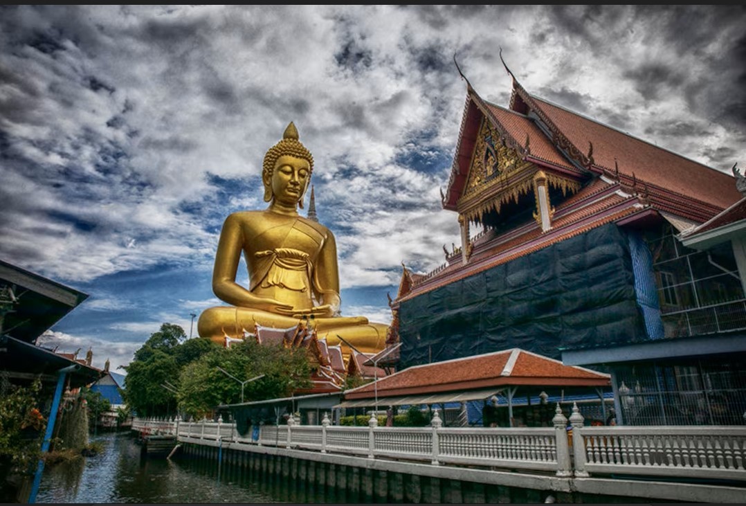 Nhìn ngắm tượng Phật đồ sộ khi du ngoạn trên dòng sông Chao Phraya