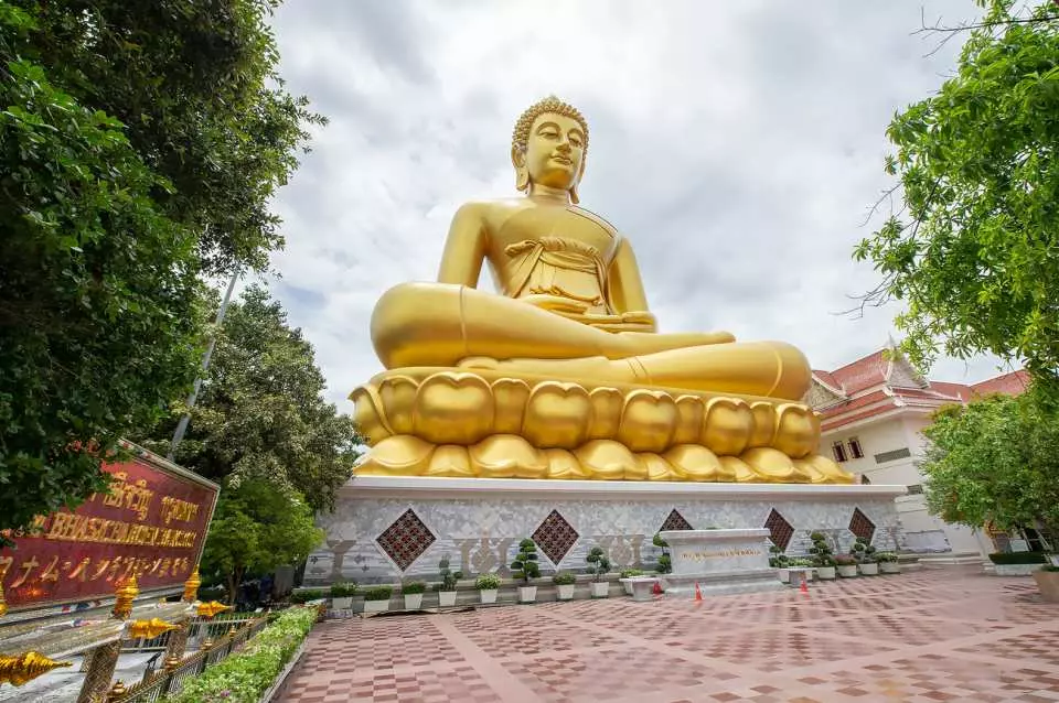 Đến Wat Paknam du khách được tham gia lớp học về Phật Giáo, lịch sử và văn hóa của Thái Lan