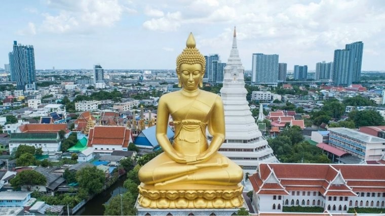 Tượng Phật vàng to lớn cùng tòa tháp trắng đồ sộ