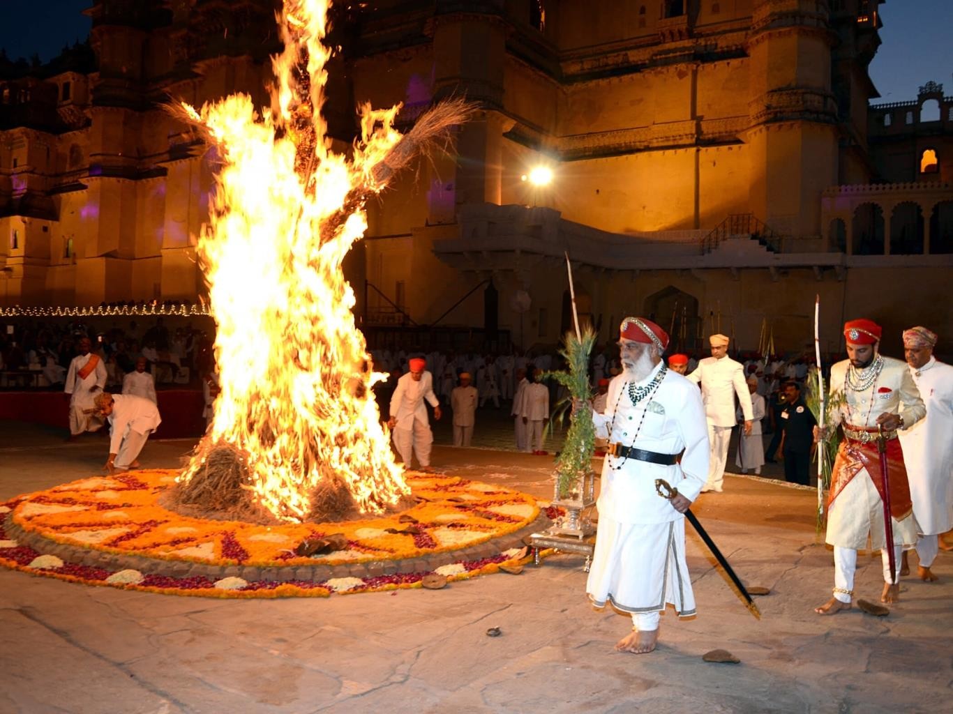Lễ hội màu sắc Holi được diễn ra vào cuối tháng 2 và đầu tháng 3 hàng năm