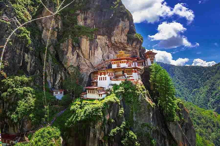 Paro Taktsang - năm treo leo trên vách núi