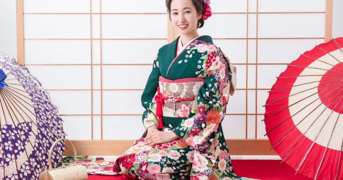 furisode-kimono-1697187304.jpg