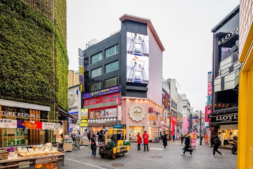 khu-pho-di-bo-myeongdong-1716538627.jpg