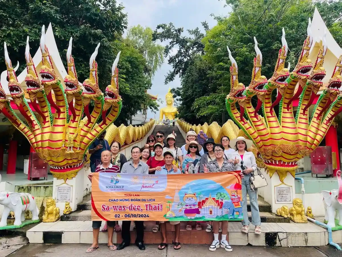 Đoàn khách du lịch Thái Lan với tour trọn gói tại Golden Smile Travel.