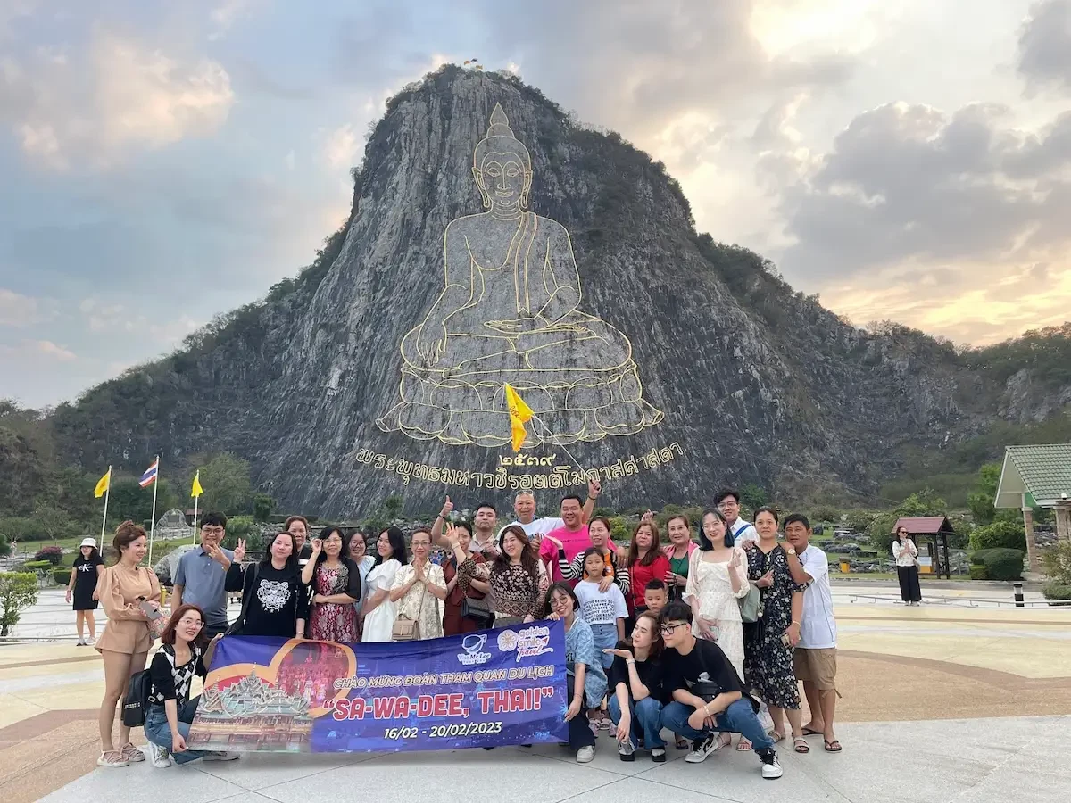 Du khách tại chuyến Tour Sa-Was-Dee, Thai của Golden Smile Travel.