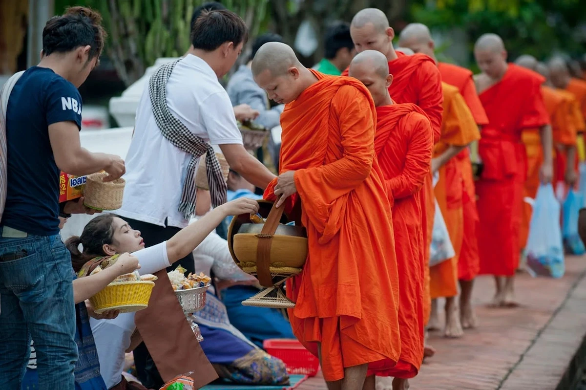 Lễ hội Lễ Dâng Gạo cho các Tu Sĩ Phật Giáo (Rice Offering Festival).