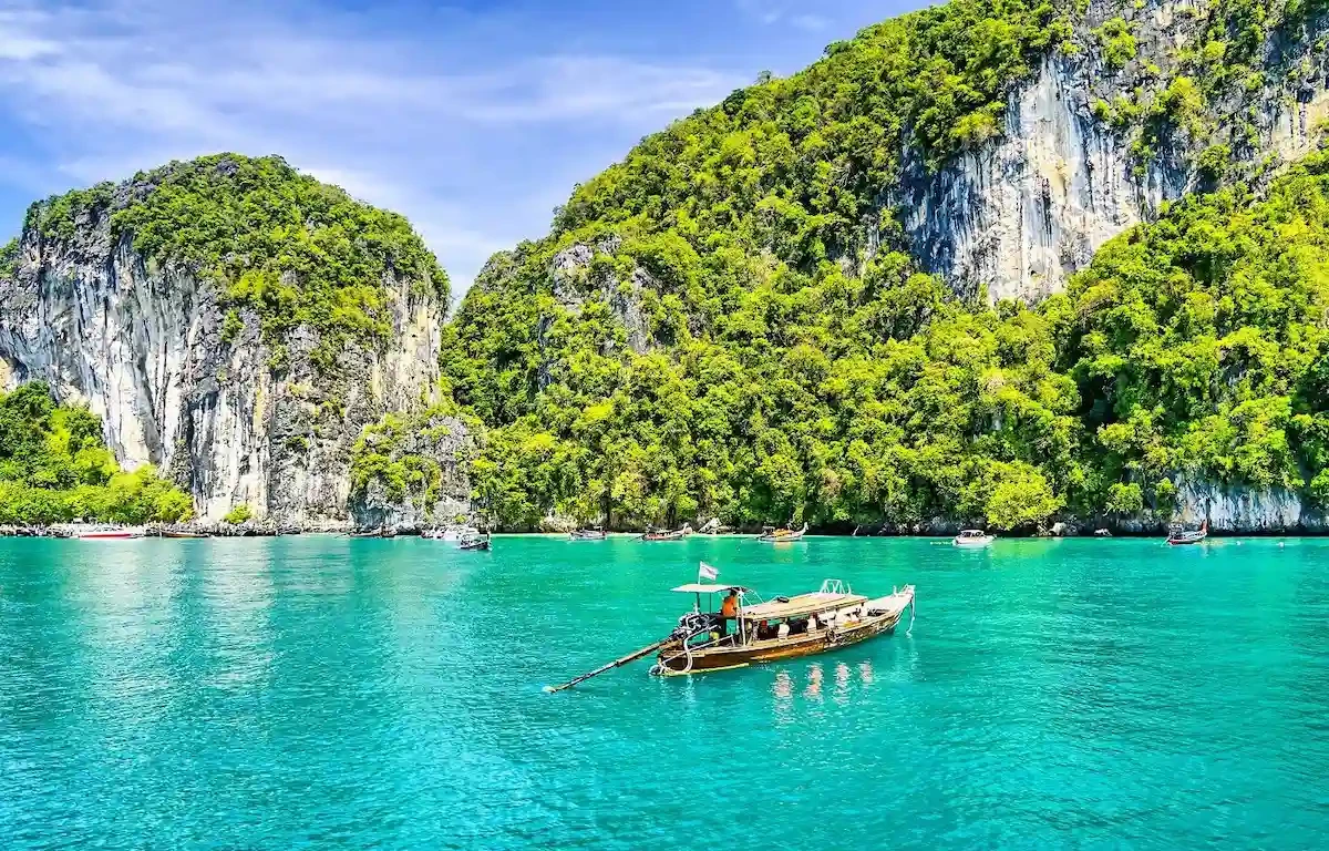 Đảo Phuket nổi tiếng với bãi biển tuyệt đẹp và cuộc sống về đêm sôi động.