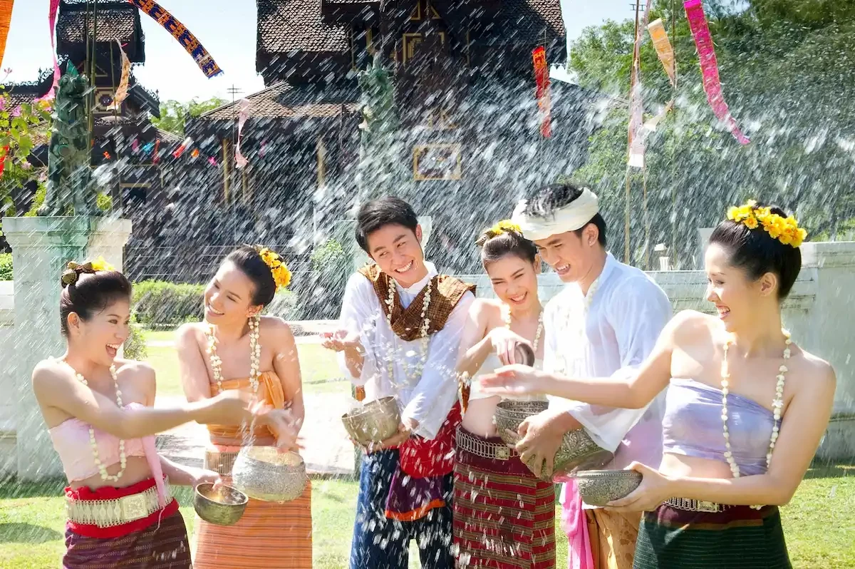 Lễ hội Songkran cùng với những trận chiến nước sôi động.